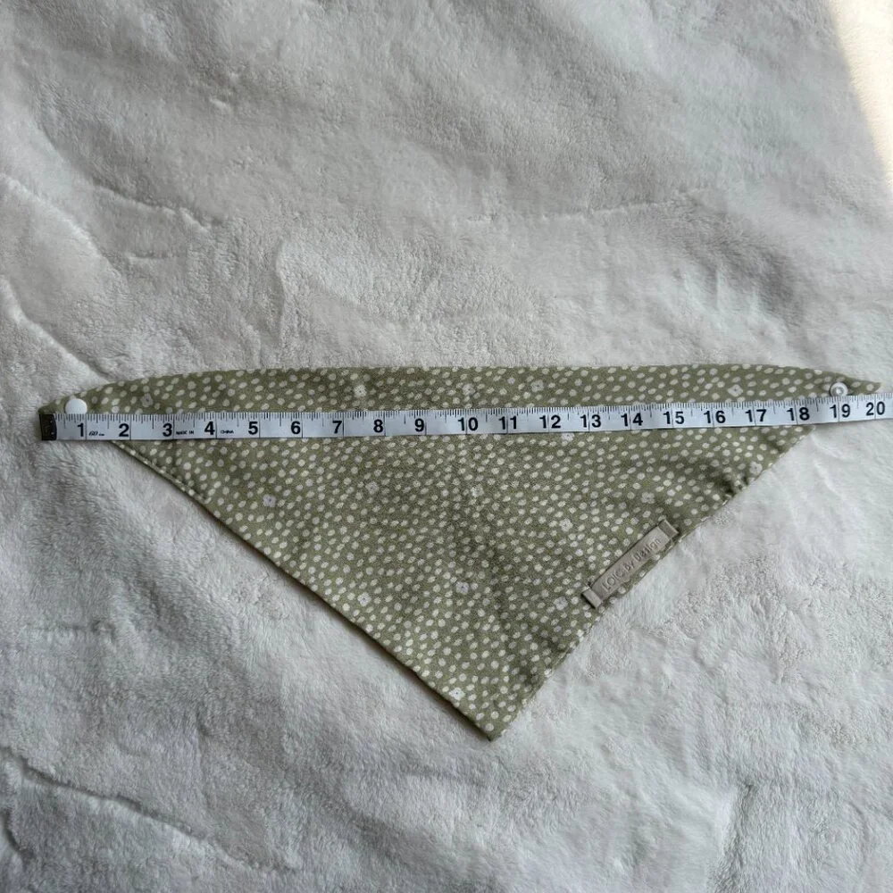 NWT Loic by Design Ditsy Daisy Floral Dog Bandana, Taupe + White, Size Medium